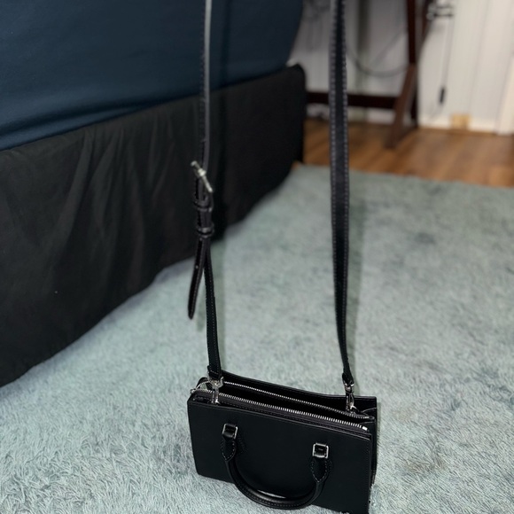 Like new Michael Kors handbag. - Picture 7 of 11